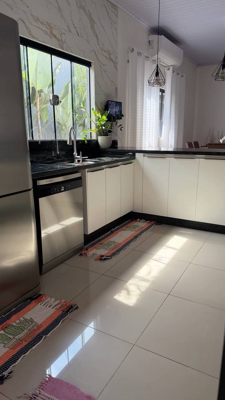 Cozinha moderna e organizada após limpeza profissional