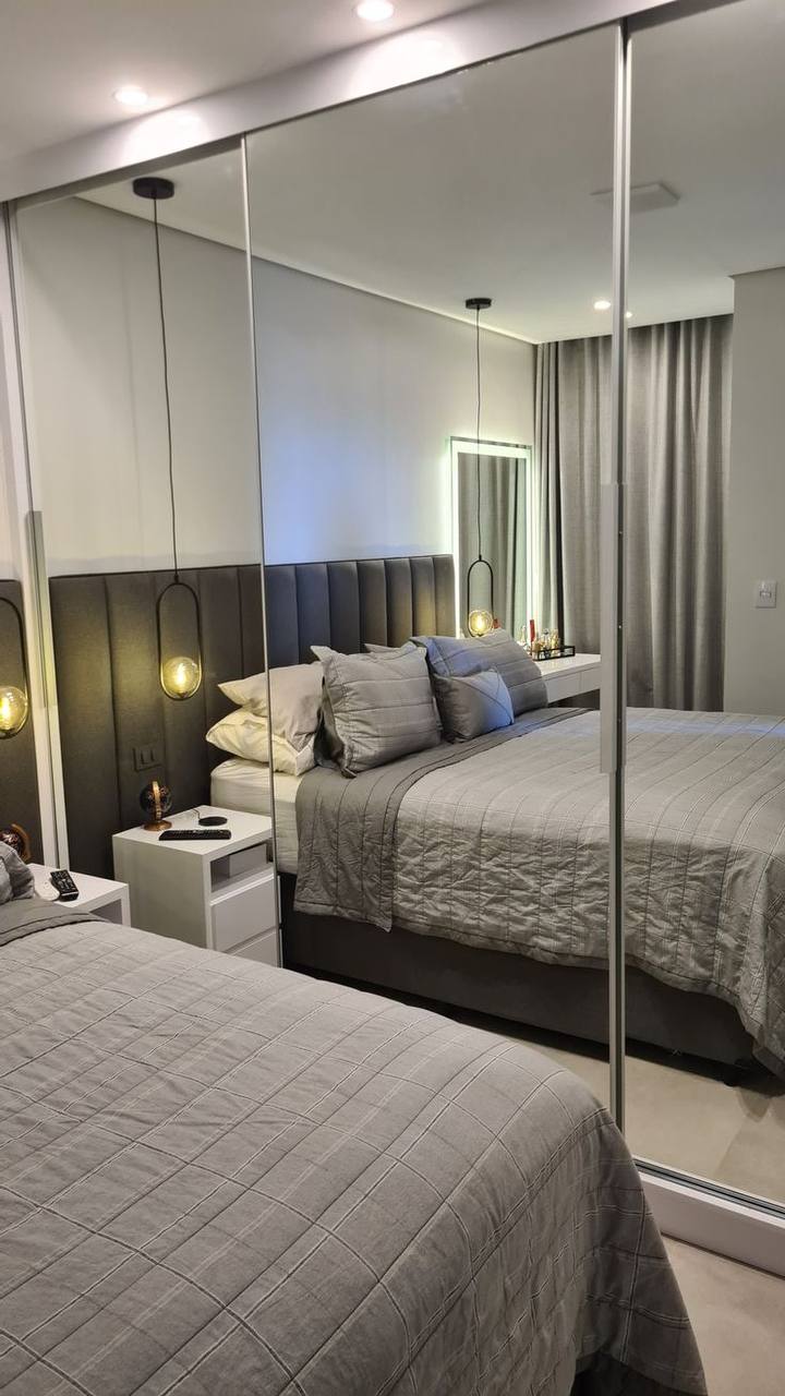 Quarto com roupa de cama arrumada